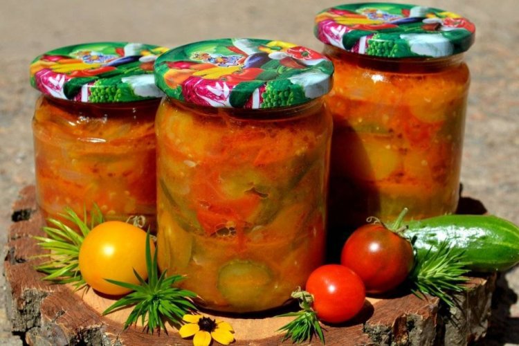 Салат из огурцов и помидоров с томатным соусом