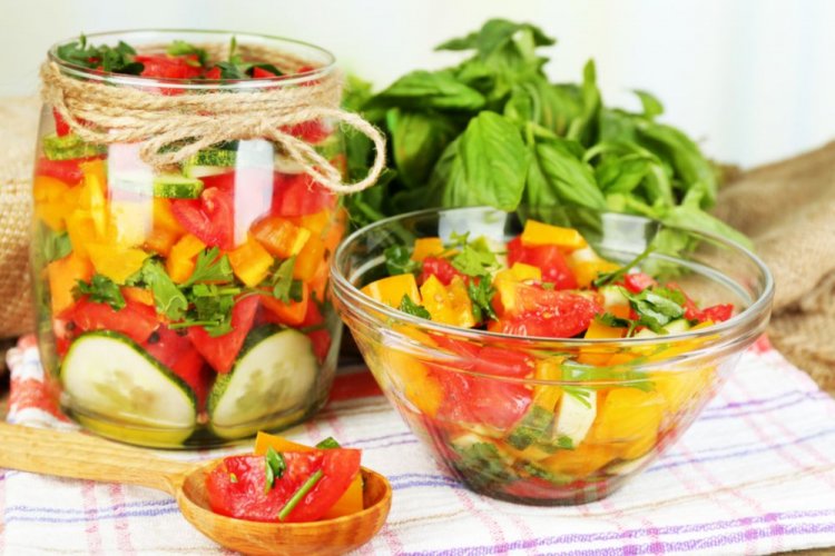 Салат из помидоров, болгарского перца и огурцов без лука