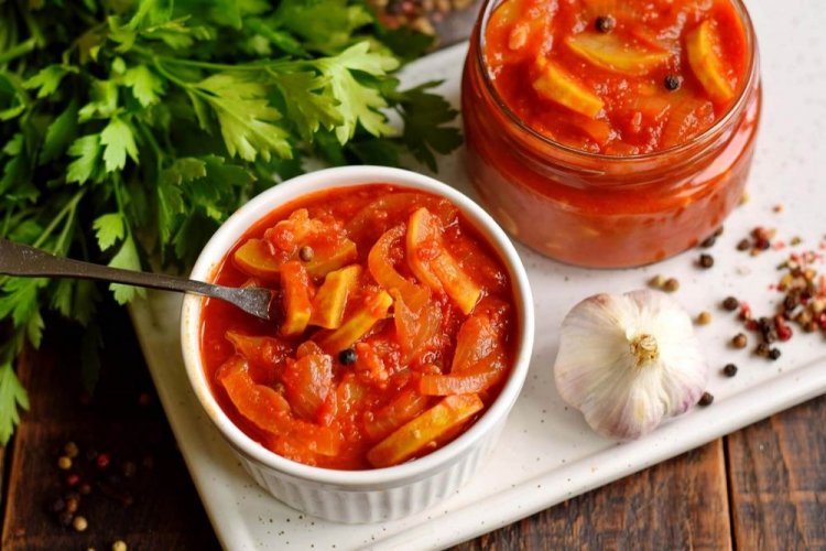 Лечо с кабачками, болгарским перцем и томатным соком