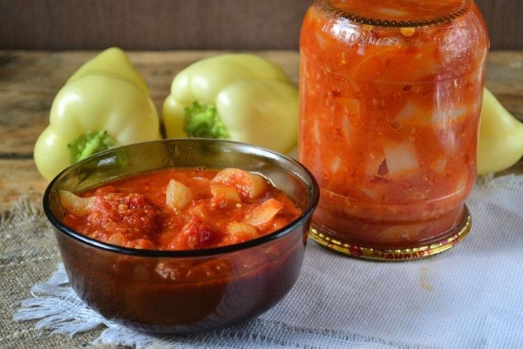 Лечо из кабачков и сладкого перца с аджикой на зиму