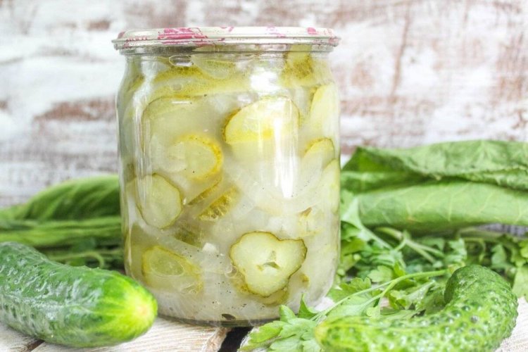 Салат из огурцов и лука с горчичным порошком