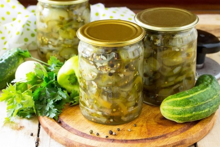 Салат из огурцов, лука и болгарского перца на зиму