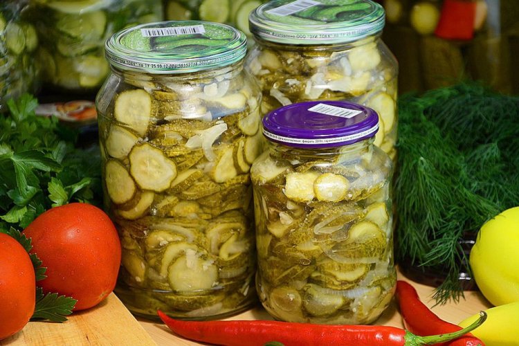 Салат из огурцов и лука с лимонным соком на зиму