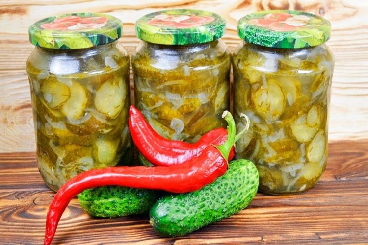 Салат из огурцов с луком и острым перцем на зиму