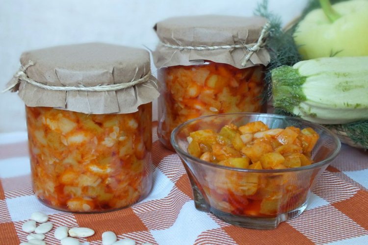 Кабачки с фасолью и томатной пастой на зиму