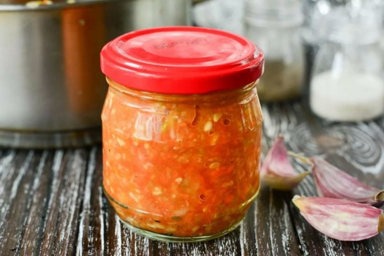 Аджика из кабачков с томатной пастой
