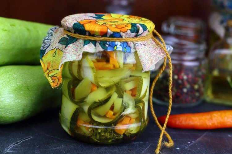 Рулетики из кабачков с морковью и сладким перцем на зиму