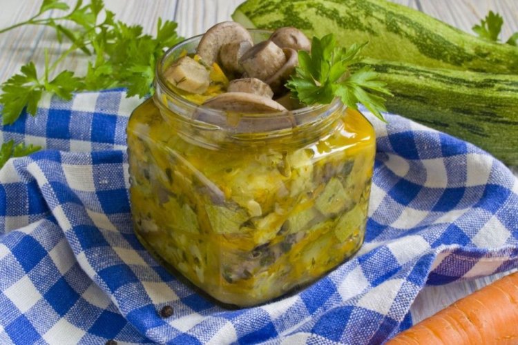 Закуска из кабачков, шампиньонов, моркови и петрушки