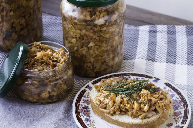 Жареная икра из опят с морковью и луком