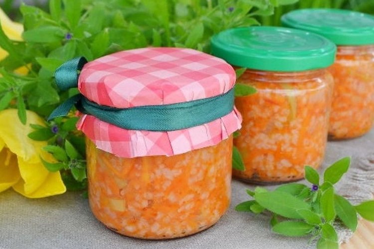 Салат из риса, моркови и лука на зиму