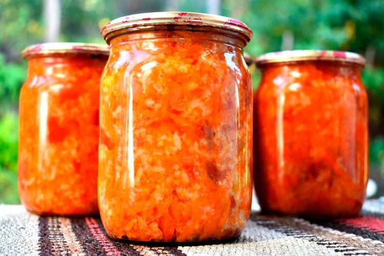 Овощной салат с рисом, зеленью и томатным соком на зиму