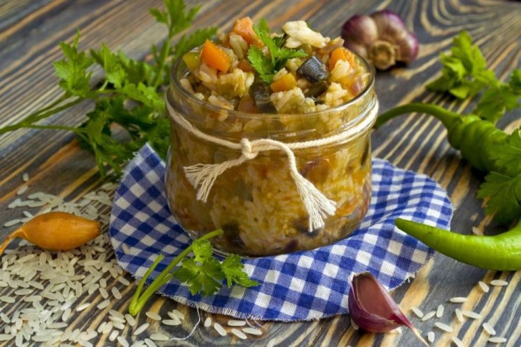 Салат из риса, баклажанов, кабачков и острого перца