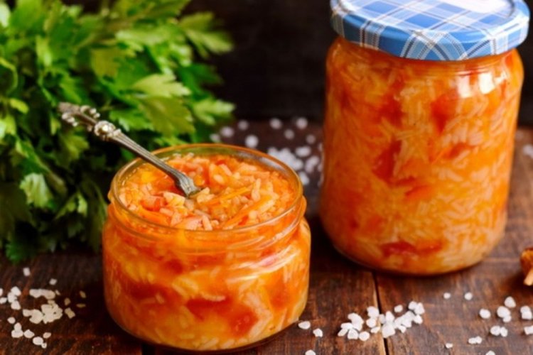 Овощной салат с рисом и томатным соусом на зиму