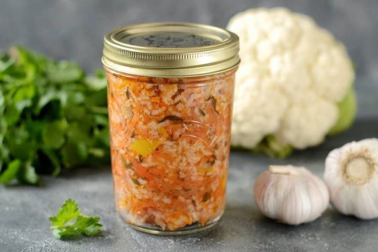 Салат с рисом, морковью, сладким перцем и зеленью