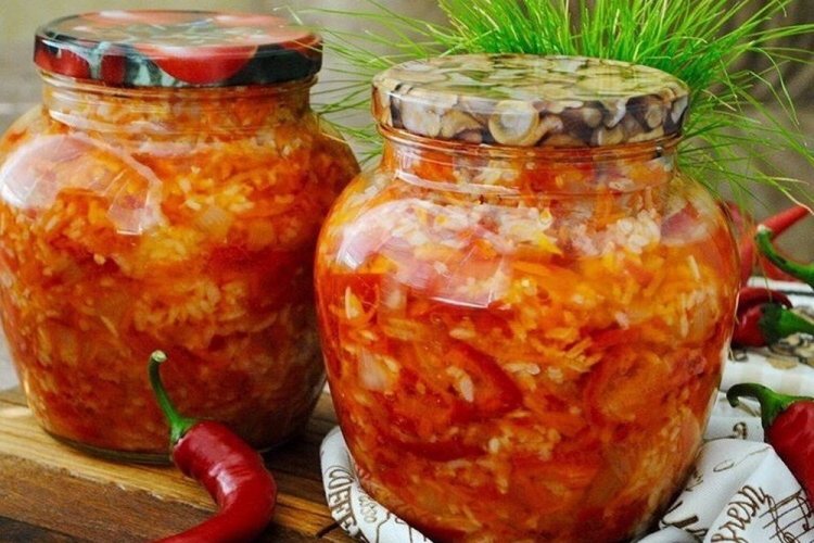 Пикантный салат с рисом и острым перцем на зиму