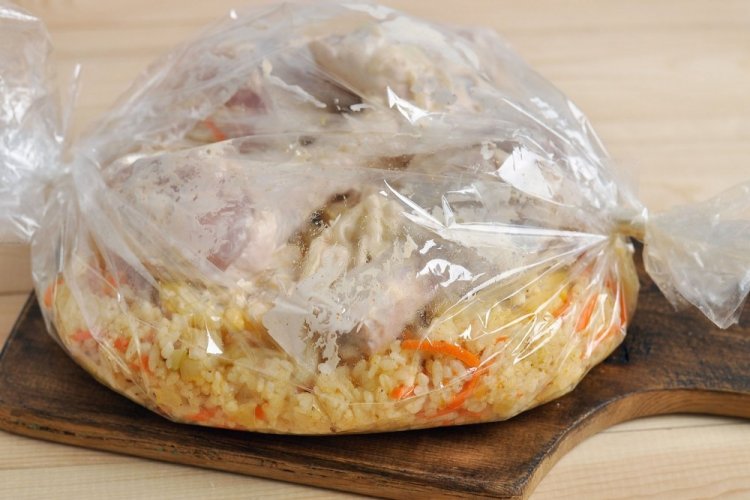Куриные ножки с рисом и овощами в рукаве