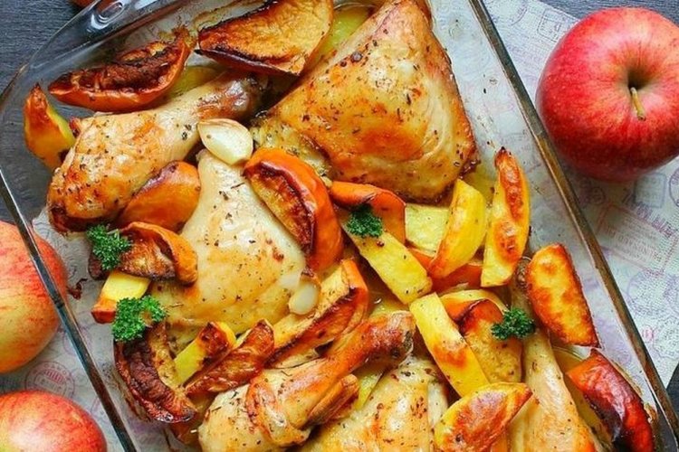 Куриные ножки с яблоками в духовке