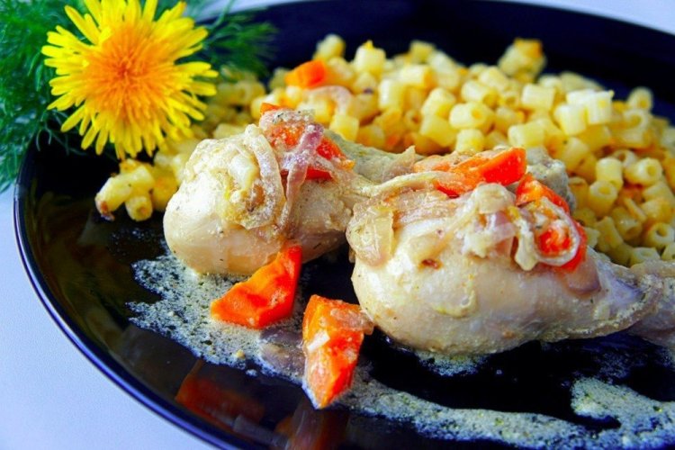 Тушеные куриные ножки в сметане