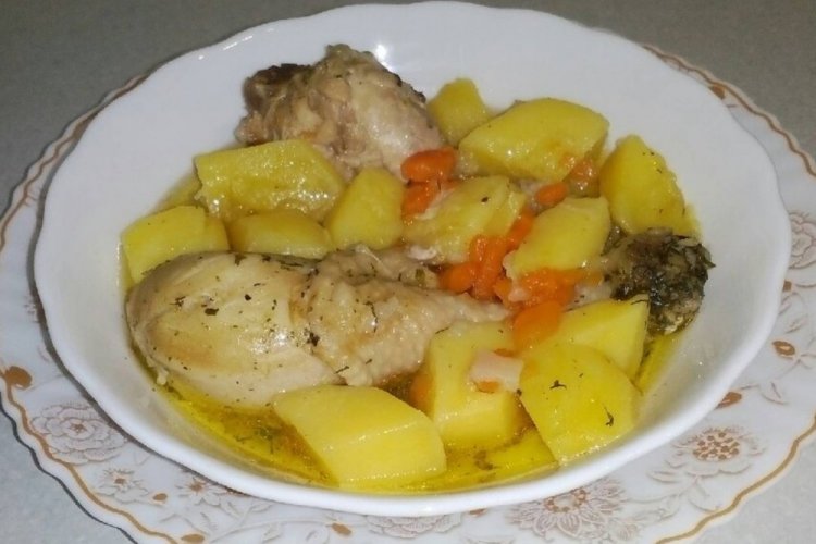 Тушеная картошка с куриными ножками