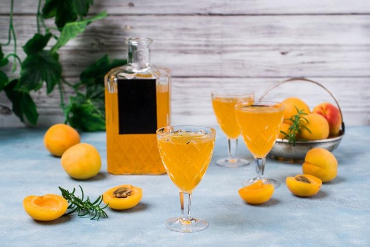 Настойка из абрикосового сока и косточек со специями