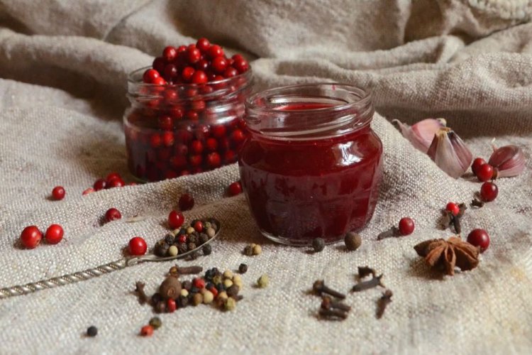 Пикантный соус из брусники с чесноком