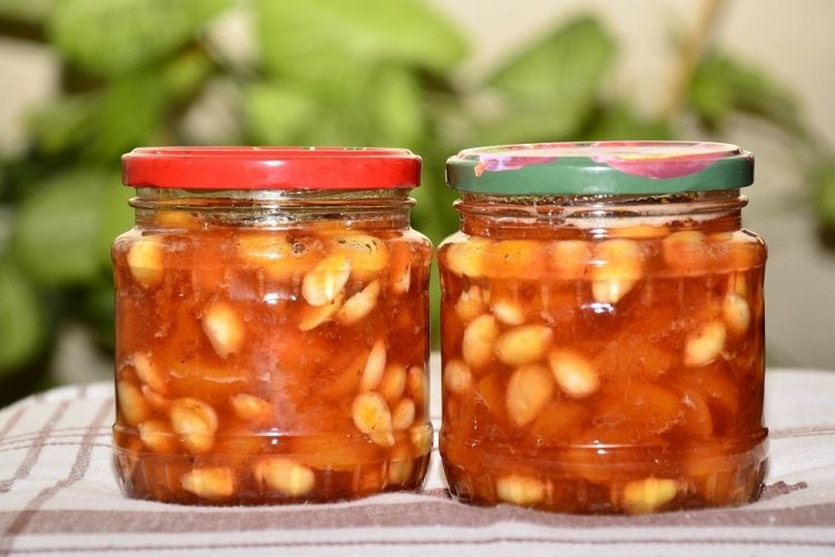 Варенье из нектаринов с миндалем