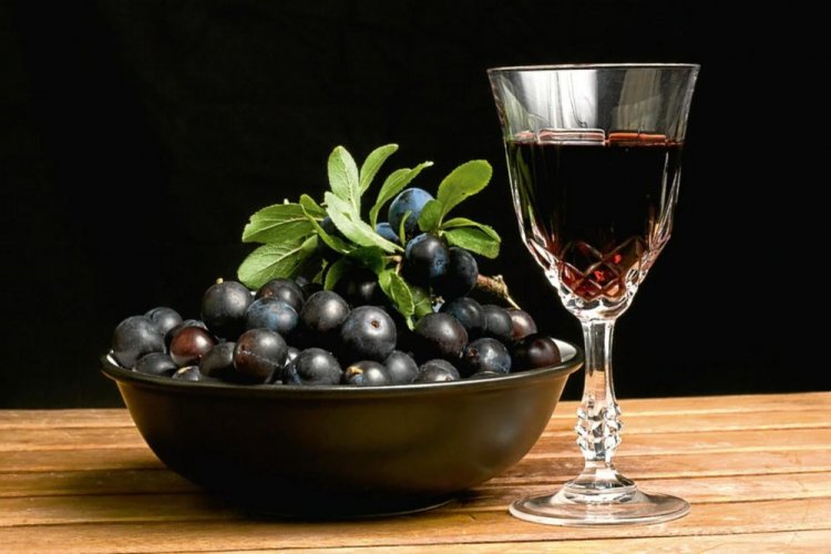 Сладкое вино из черники