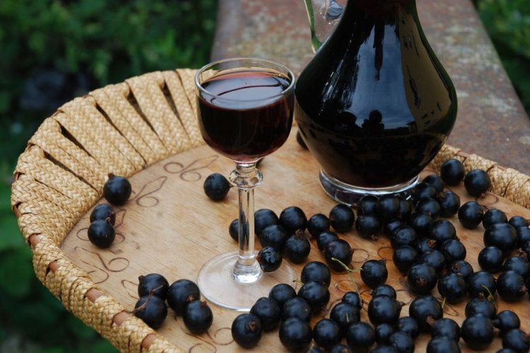 Вино из черники с изюмом