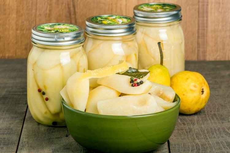 Маринованные груши с перцем и лавровым листом