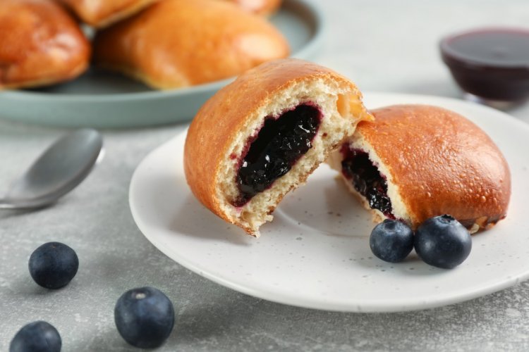 Пирожки с черникой: 15 простых и очень вкусных рецептов