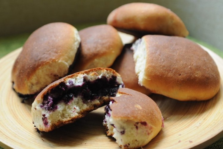 Пирожки из дрожжевого теста с черникой