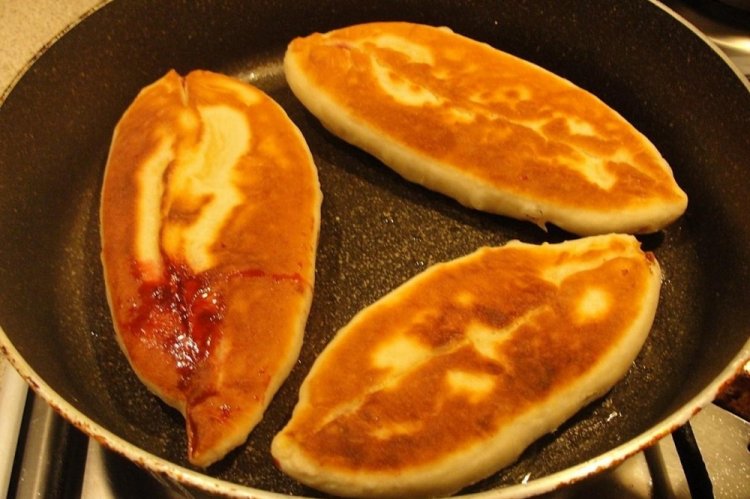 Пирожки на кислом молоке с черникой