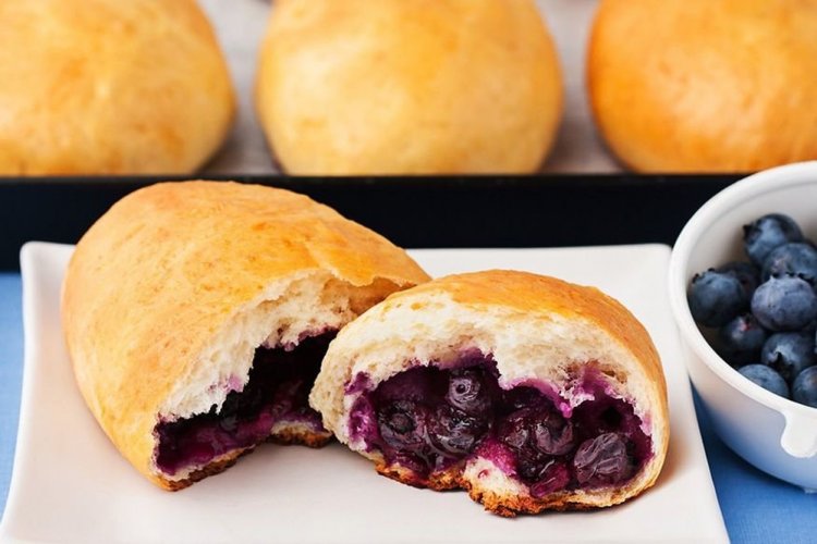 Бездрожжевые пирожки с черникой на молоке