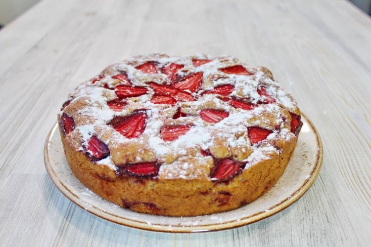 Шарлотка с абрикосами и клубникой