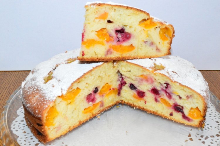 Шарлотка с абрикосами и вишней