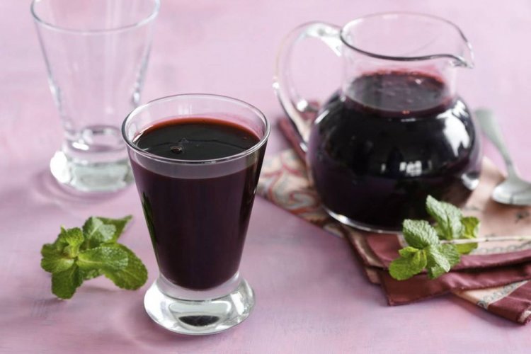 Насыщенный компот из черники с мятой на зиму