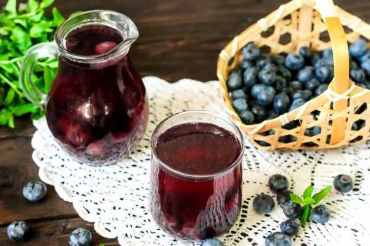 Летний компот из черники с мятой и медом