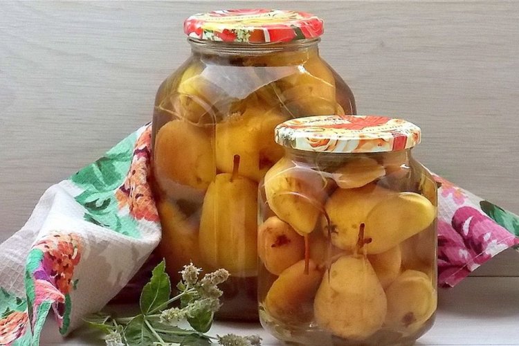 Компот из целых груш с мятой и лимонным соком