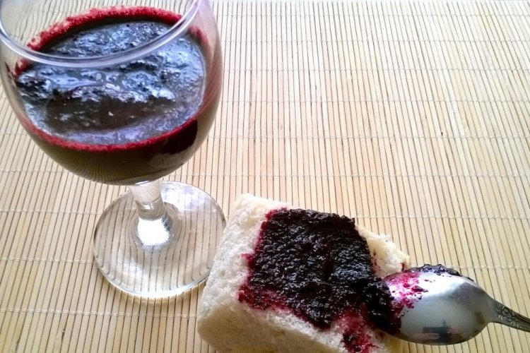 Перетертая черноплодка с сахаром без варки