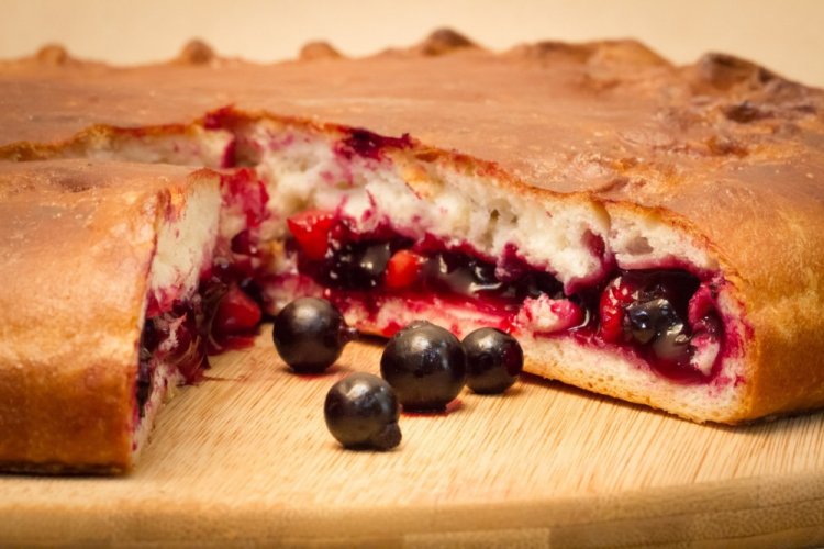 Пирог со смородиной на сметане