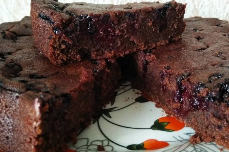 Шоколадный пирог со смородиной