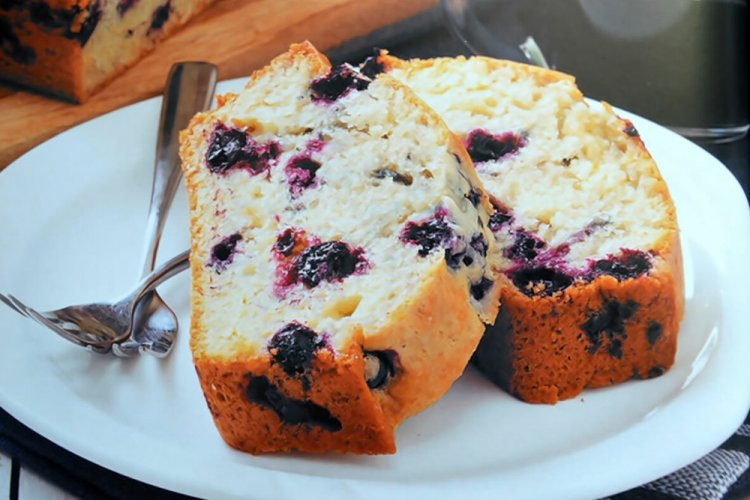 Банановый пирог со смородиной