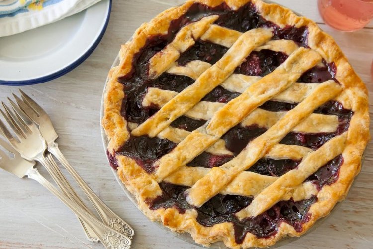 Слоеный пирог со смородиной