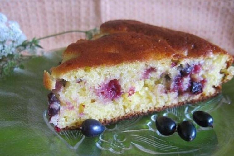 Заливной пирог со смородиной