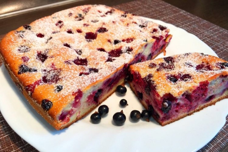 Пирог со смородиной на молоке