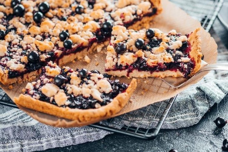 Постный пирог со смородиной