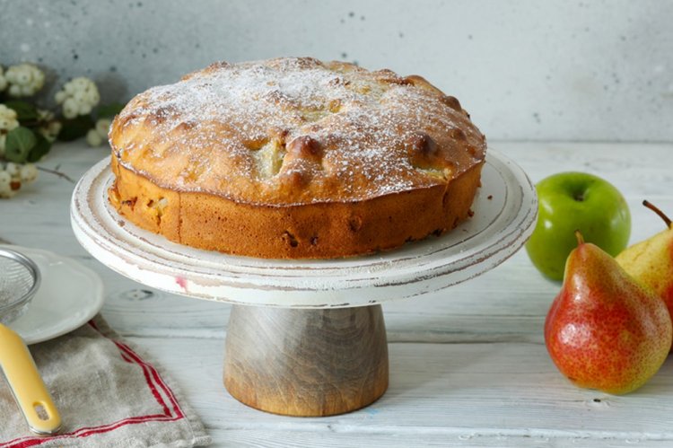 Шарлотка с грушей и яблоками