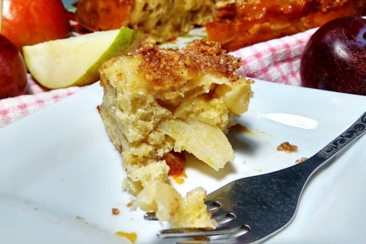 Шарлотка с грушей и сливой