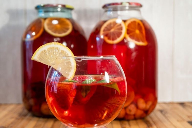 Компот из крыжовника, клубники, апельсинов и лимонов