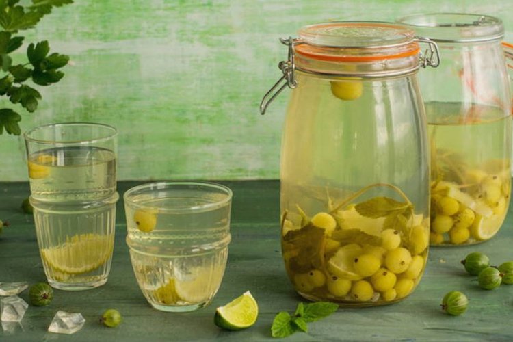 Компот из крыжовника с апельсином, лаймом и мятой